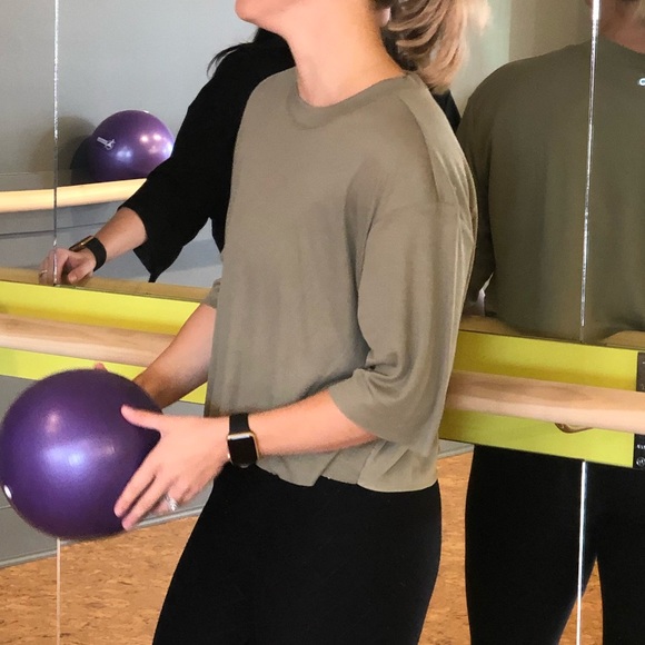 Alo Yoga Abyss Short Sleeve Olive Color - Picture 4 of 4